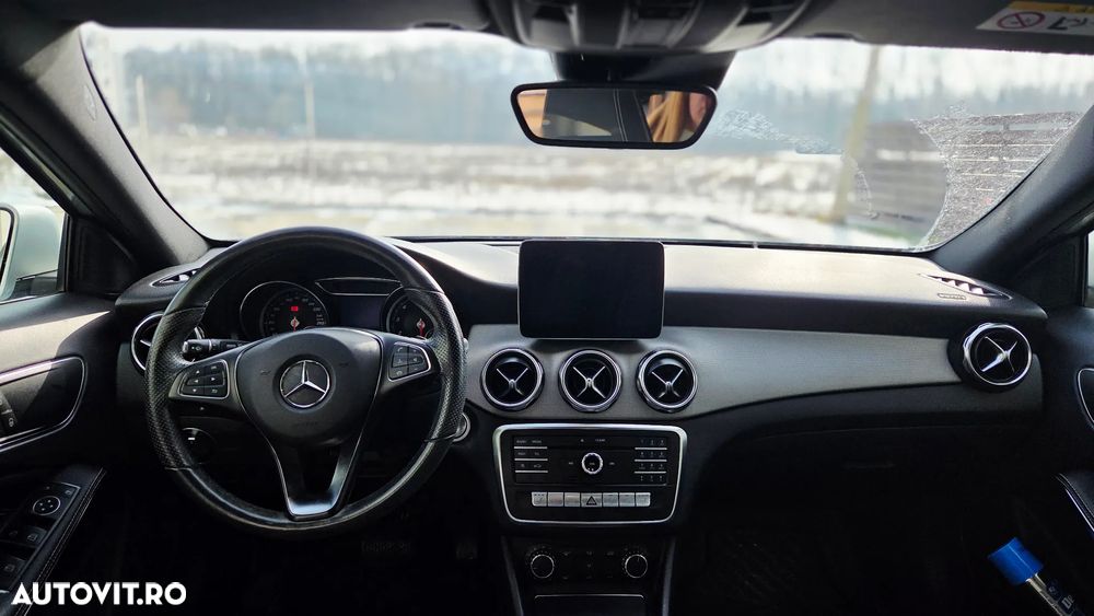 Mercedes-Benz GLA 180 7G-DCT - 10