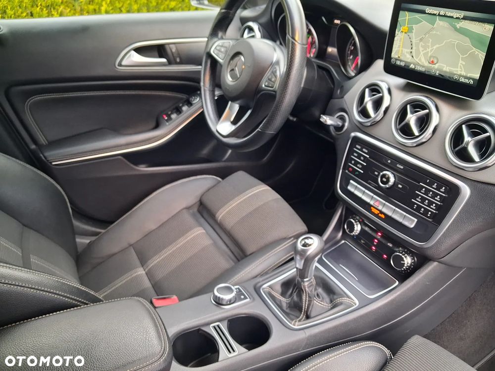 Mercedes-Benz GLA 180 AMG Line - 11