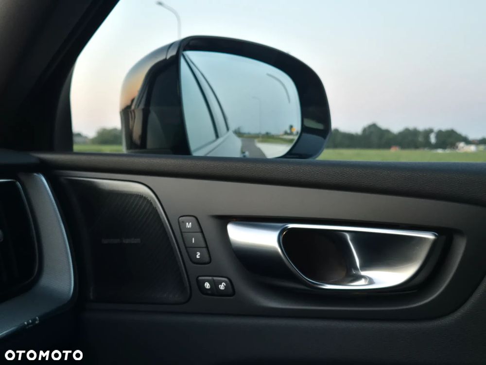 Volvo XC 60 B5 B AWD Ultimate Dark - 33