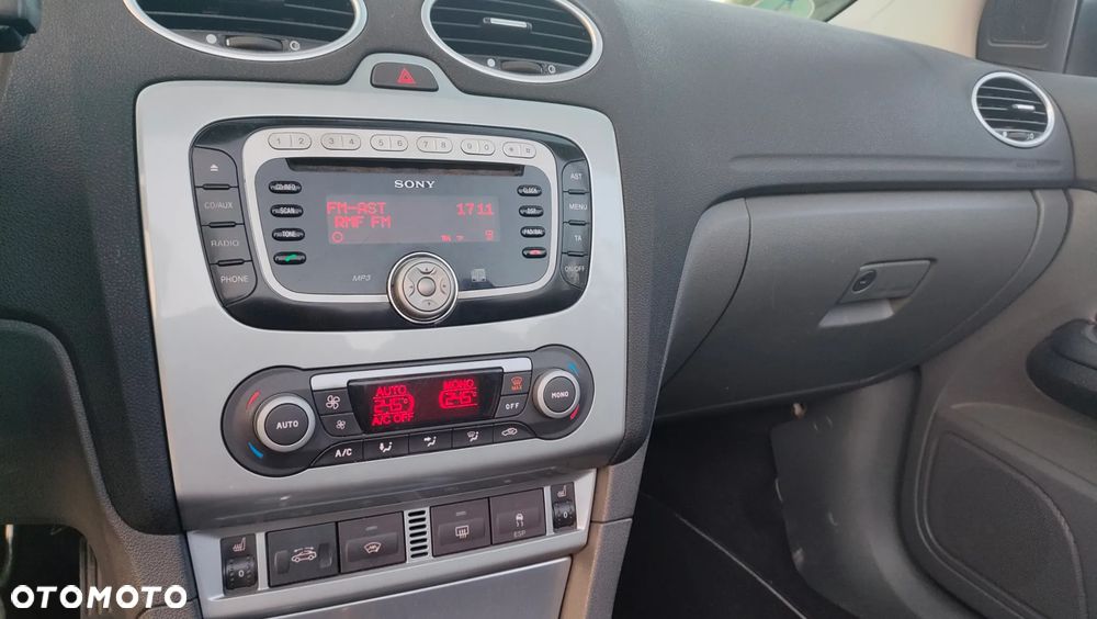 Ford Focus 2.0 16V Titanium - 12