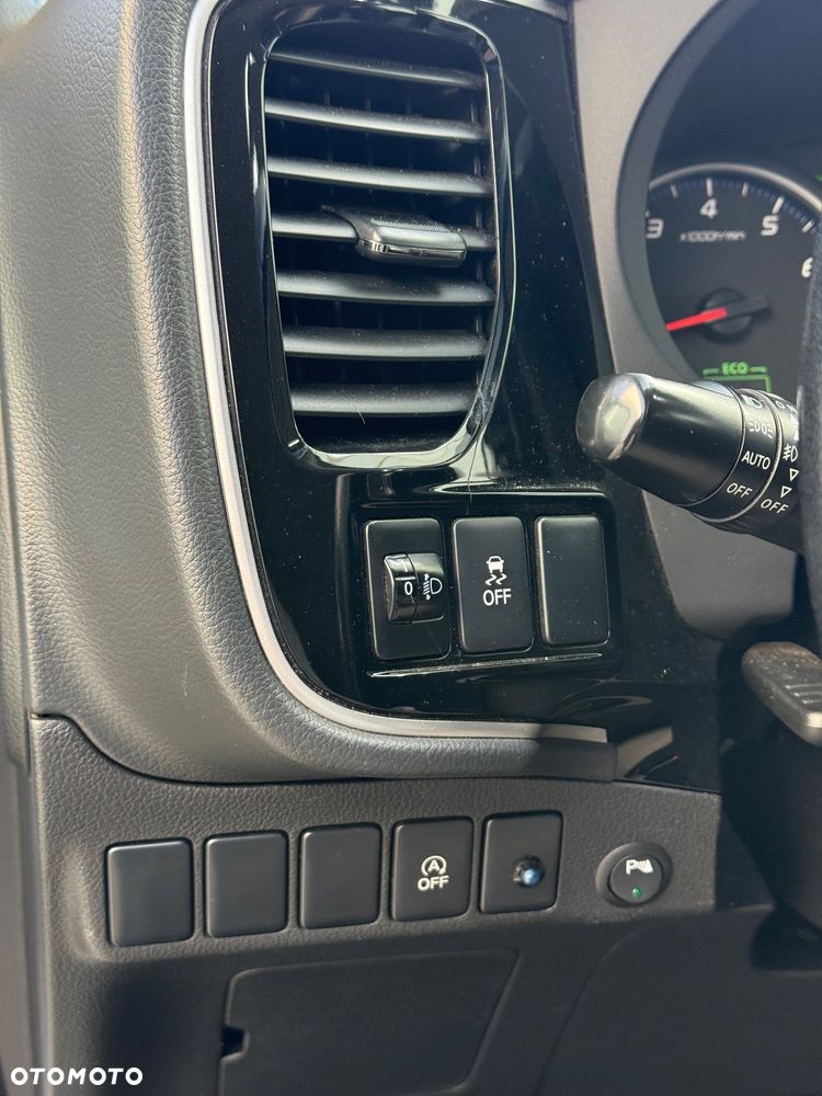 Mitsubishi Outlander - 23