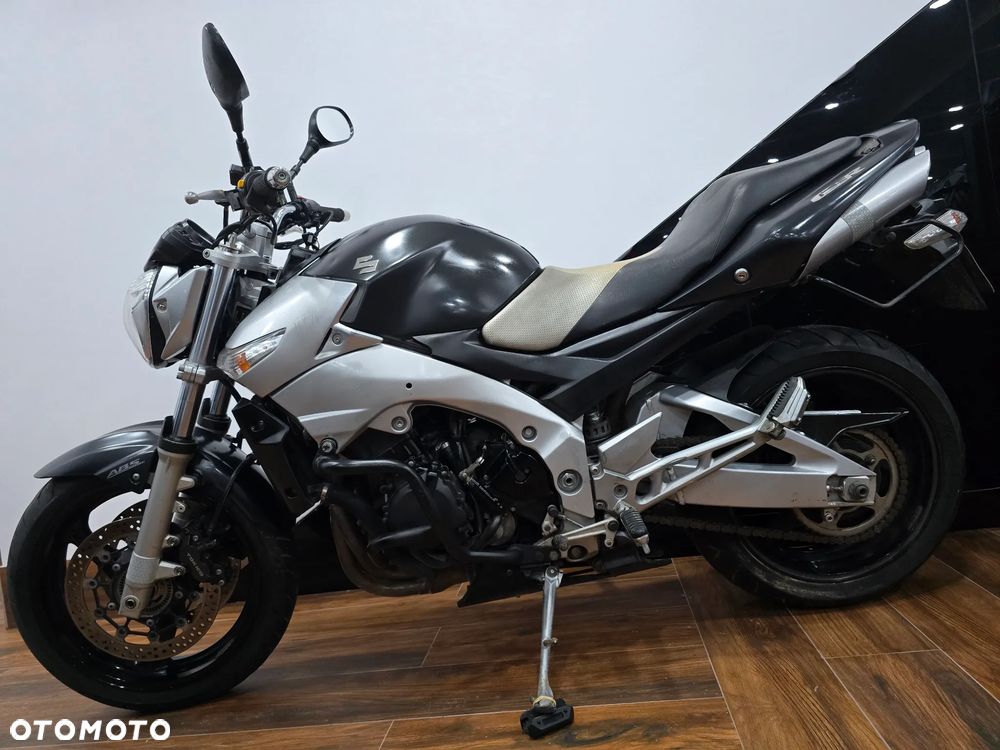 Suzuki GSR - 21