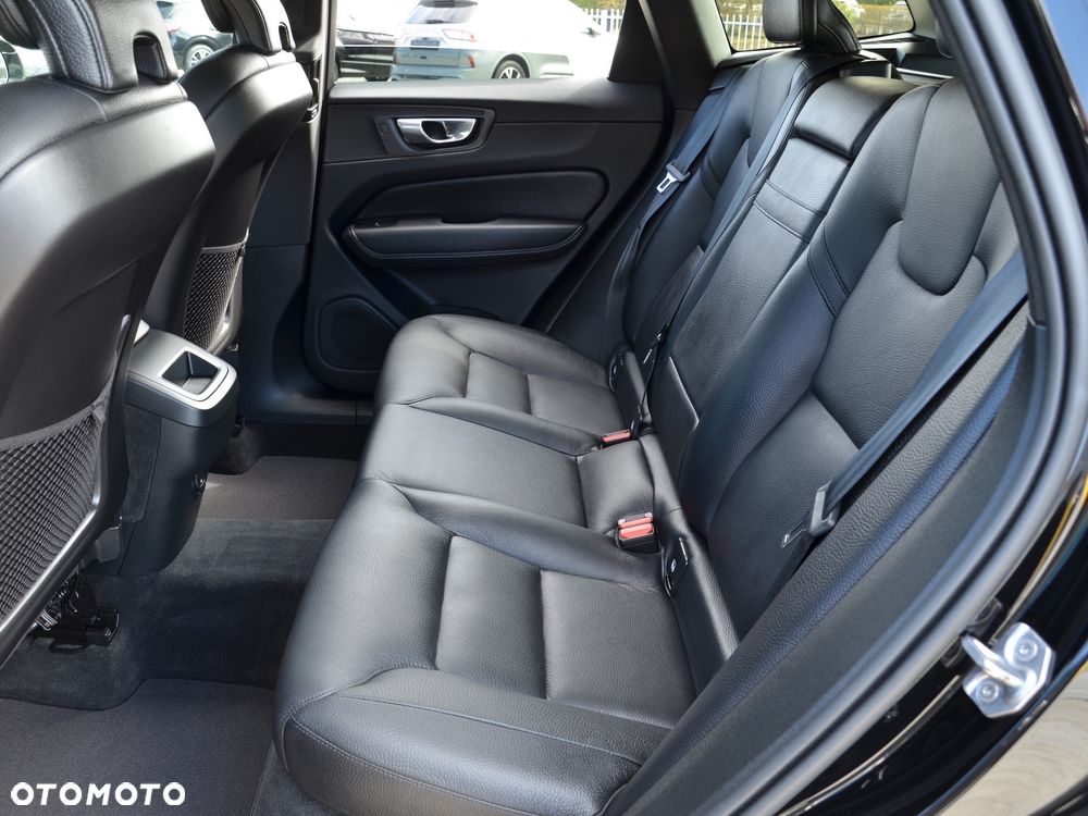 Volvo XC 60 B4 D AWD Momentum Pro - 17