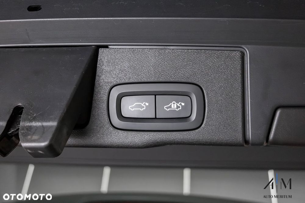 Volvo XC 60 B5 D AWD Ultimate Dark - 39