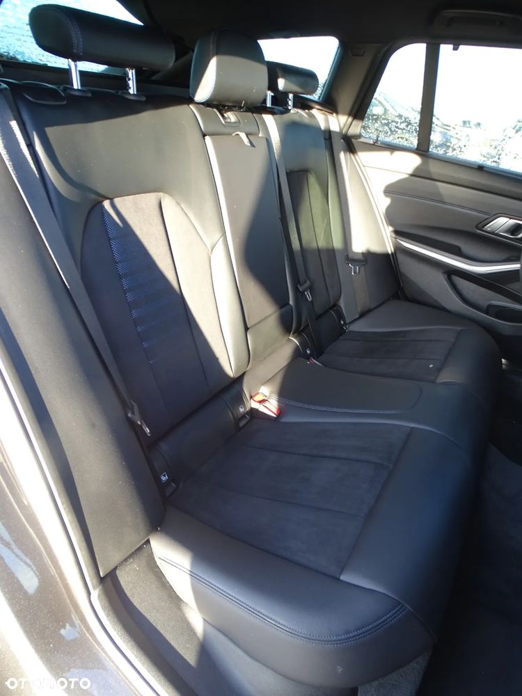 BMW Seria 3 330e xDrive M Sport - 22