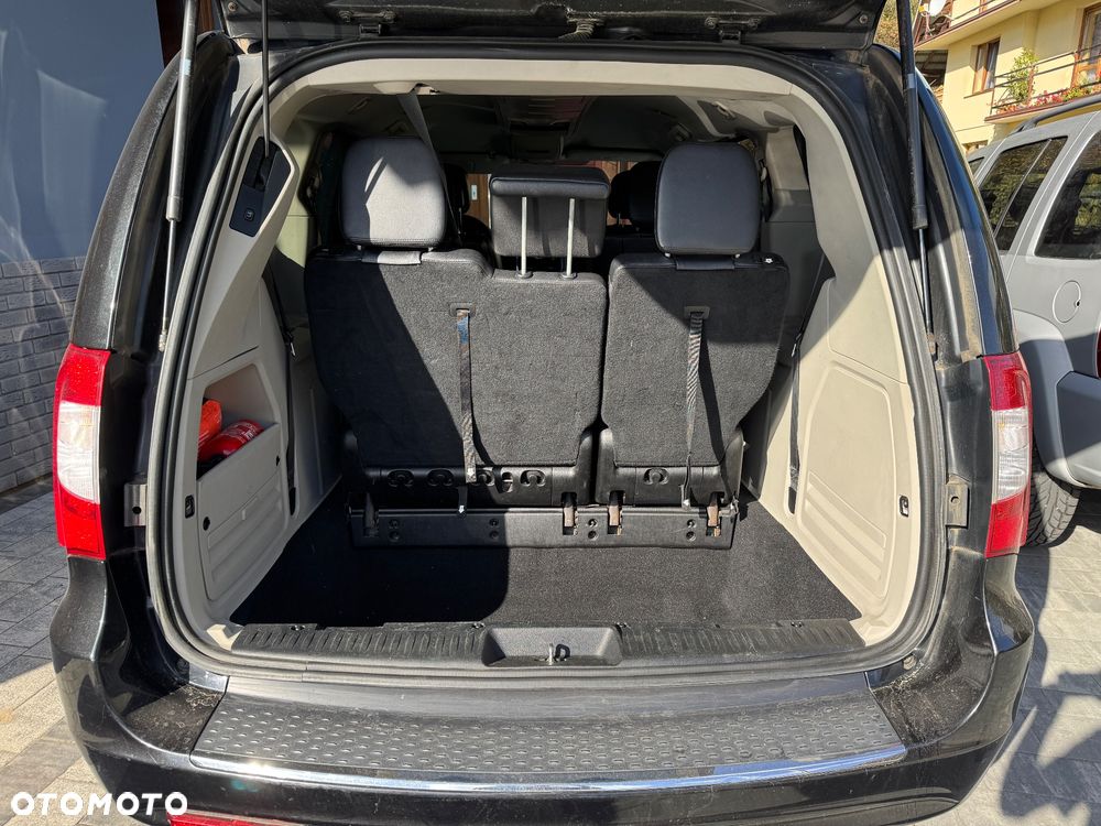 Chrysler Town & Country - 20