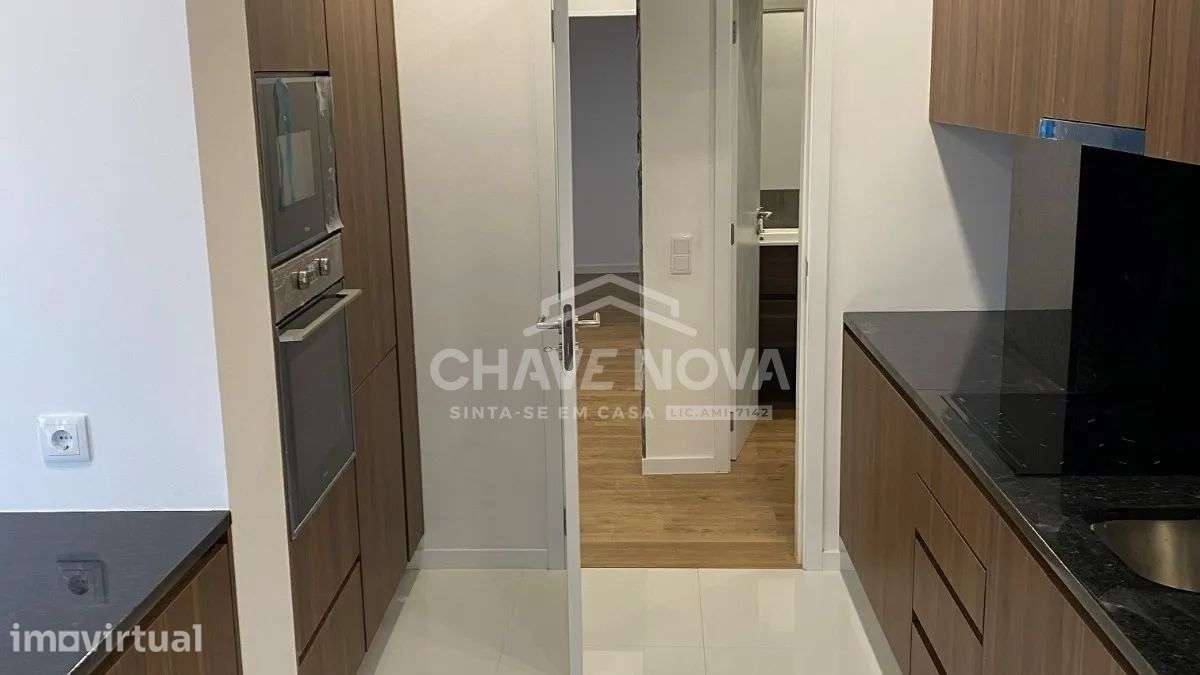 T4 c/ Lugar de Garagem próximo à Rotunda da Boavista - Grande imagem: 2/14