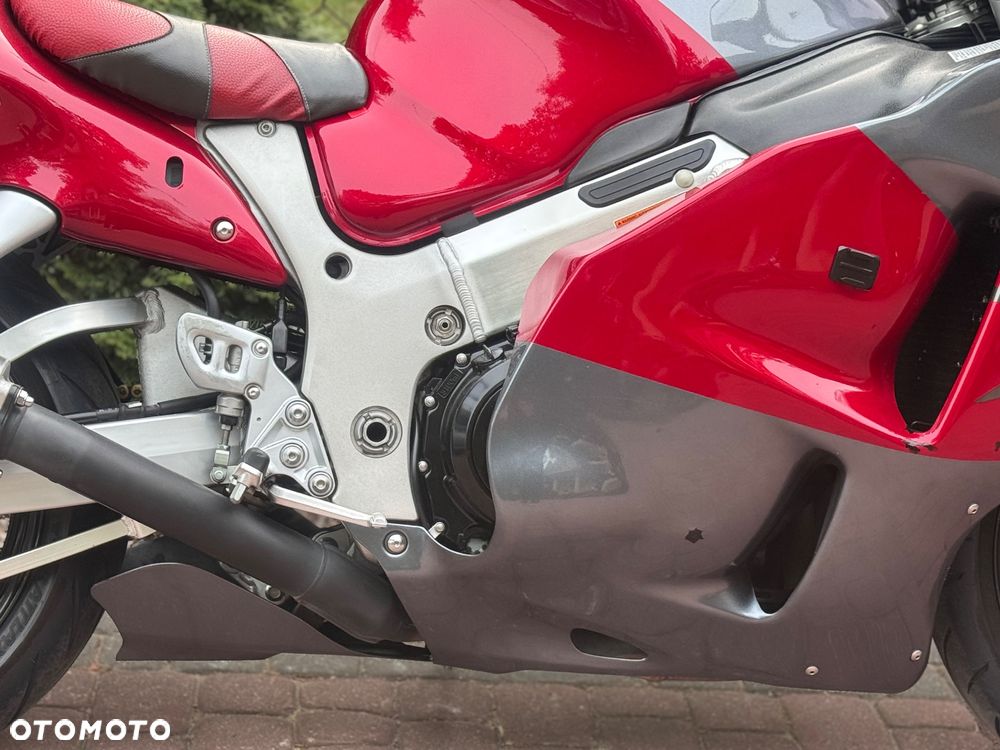Suzuki GSX - 13