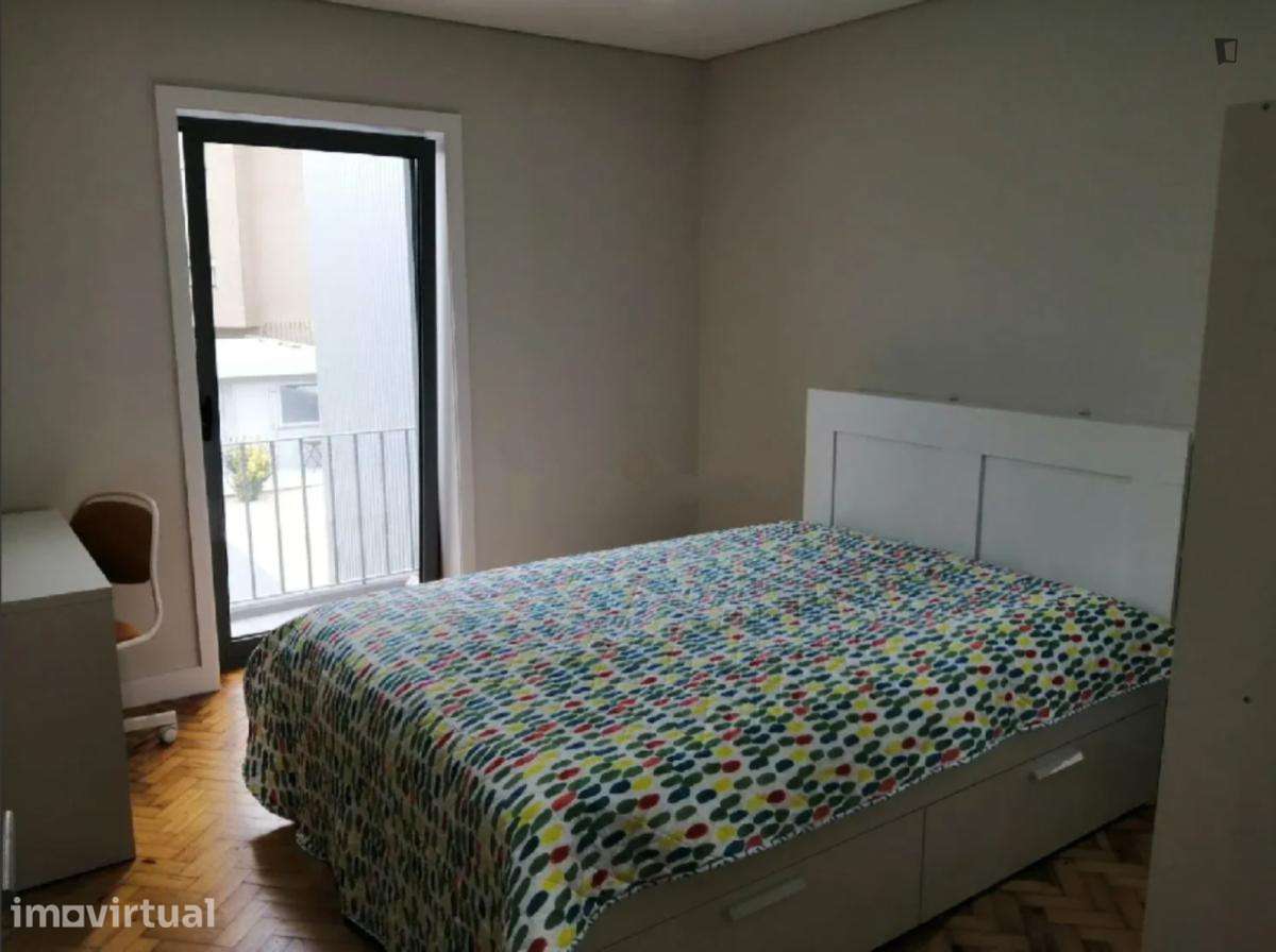 Casa com 5 quartos - localizado em Paranhos Porto - Grande imagem: 4/17