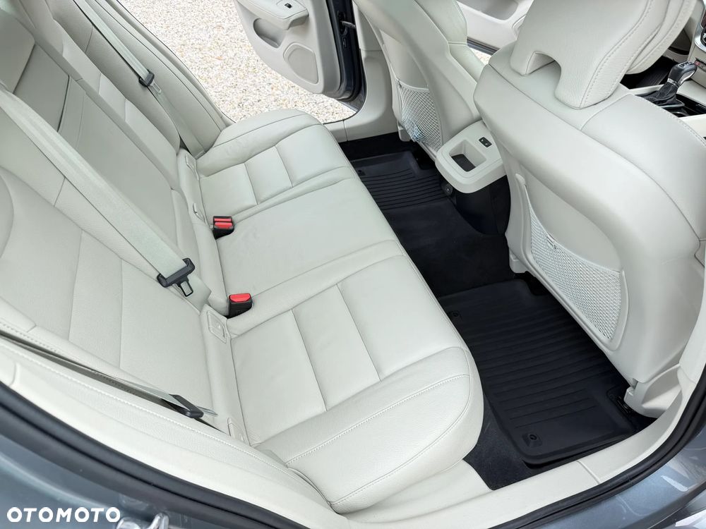 Volvo S60 T5 AWD Momentum Pro - 8