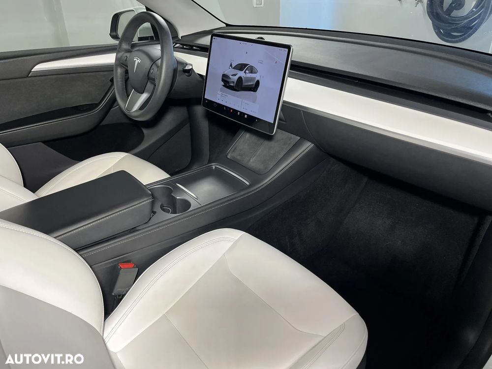 Tesla Model Y AWD Performance - 25