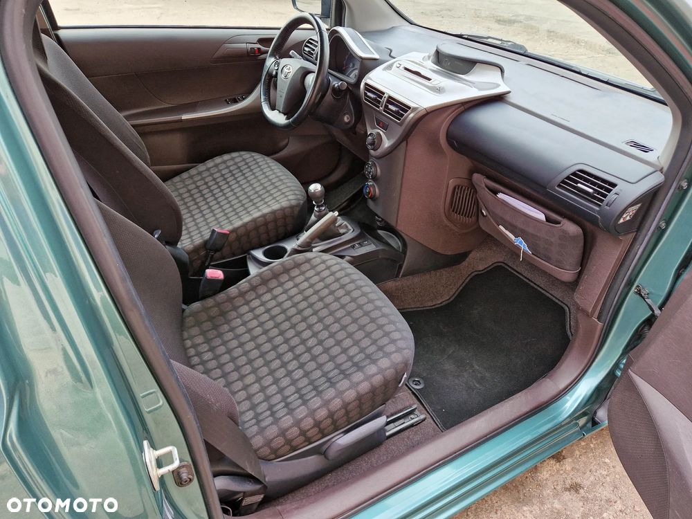 Toyota iQ - 14