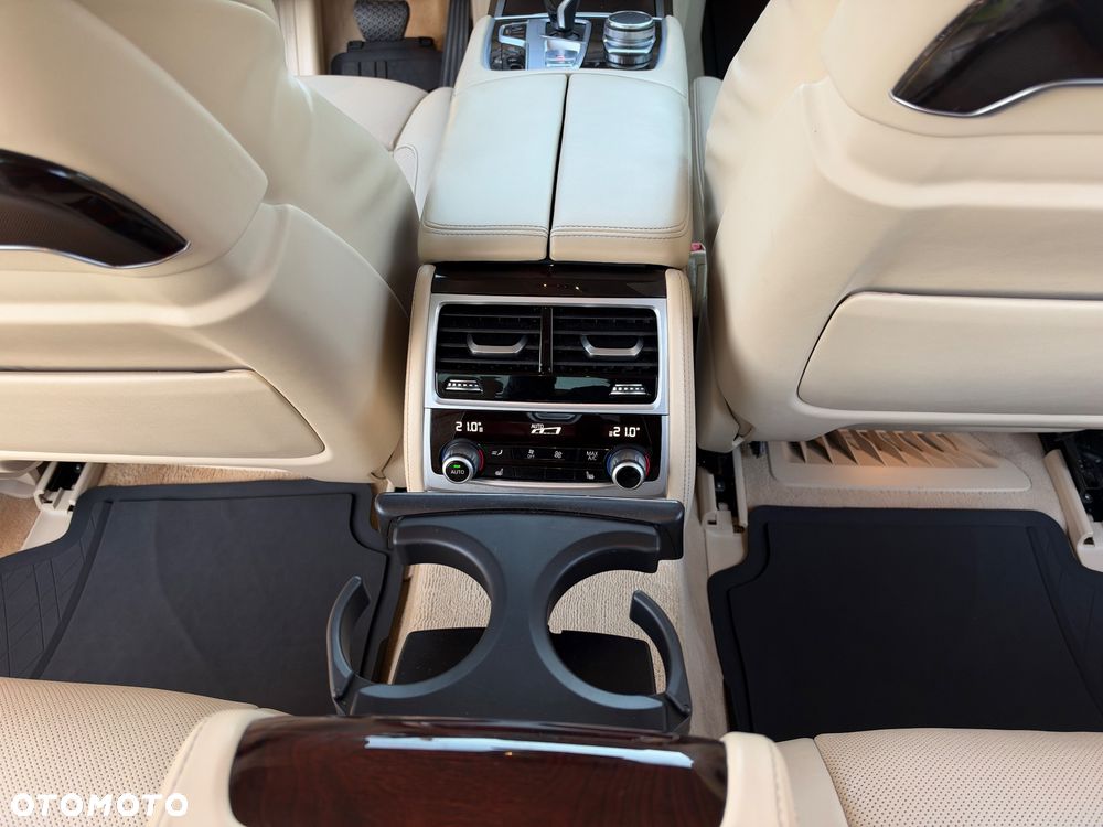 BMW Seria 7 750i xDrive - 32