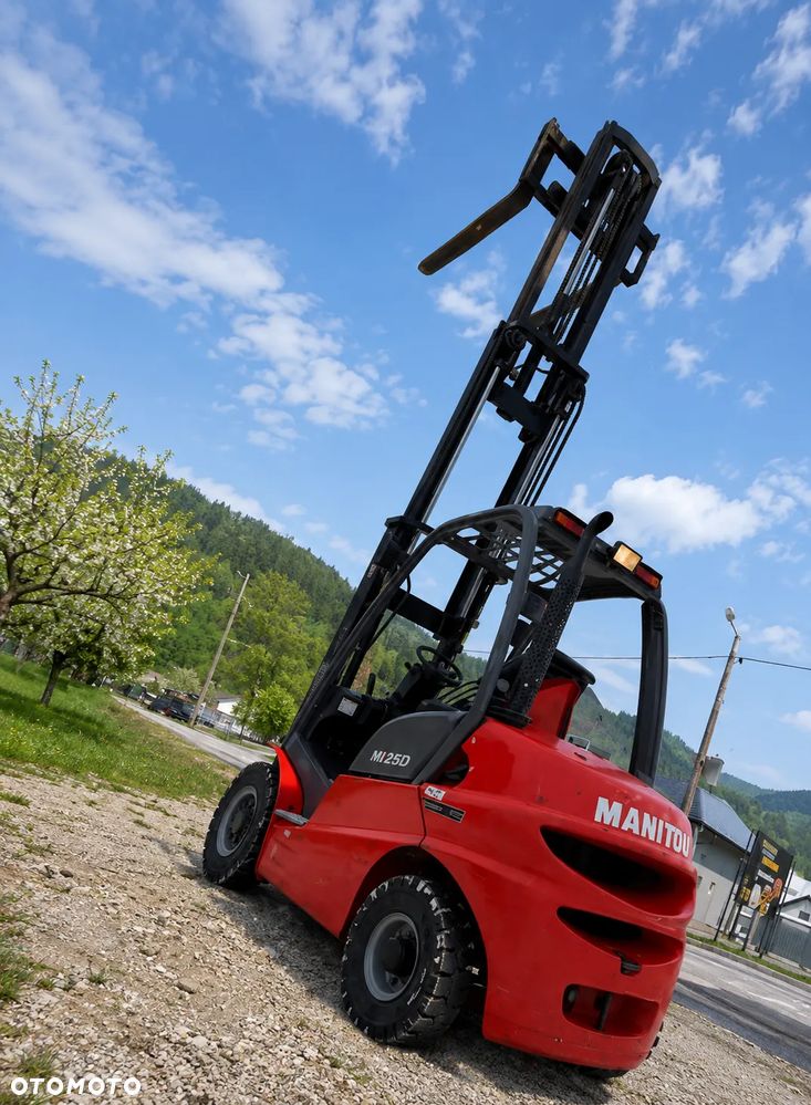 Manitou MI25D Wózek Widłowy 2,5 tony. Posuw Hydrauliczny. Maszt triplex. Wolny skok! Wysokość Podnoszenia 5 metrów. Jak nowy z Salonu. Pochodzi z Norweskiego Gospodarstwa! Aktualne przeglądy DEKRA i serwisy! Opony jak Nowe. Silnik Yanmar. Małe gabarety bardzo zwrotna maszyna! Zero luzów wycieków i zniszczeń. OKAZJA. Pełny ORYGINAŁ! Rok Prod. 2014. Niski przebieg 3300mtg - 31