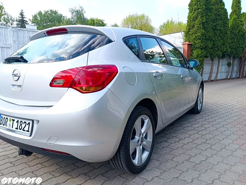 Opel Astra 1.6 Design Edition - 18