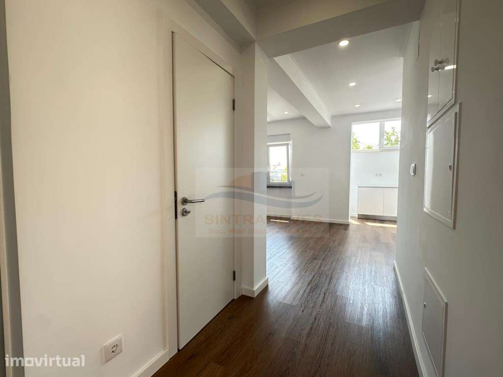 Apartamento T2 junto à escola secundária da Amadora - Grande imagem: 2/32