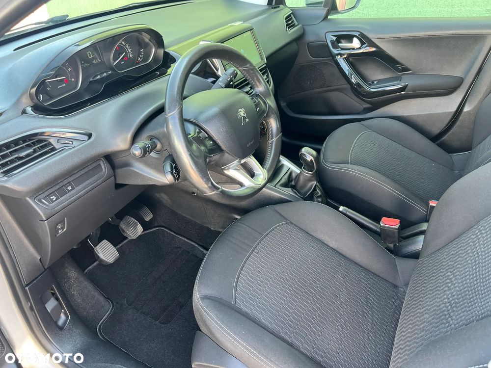 Peugeot 208 - 10