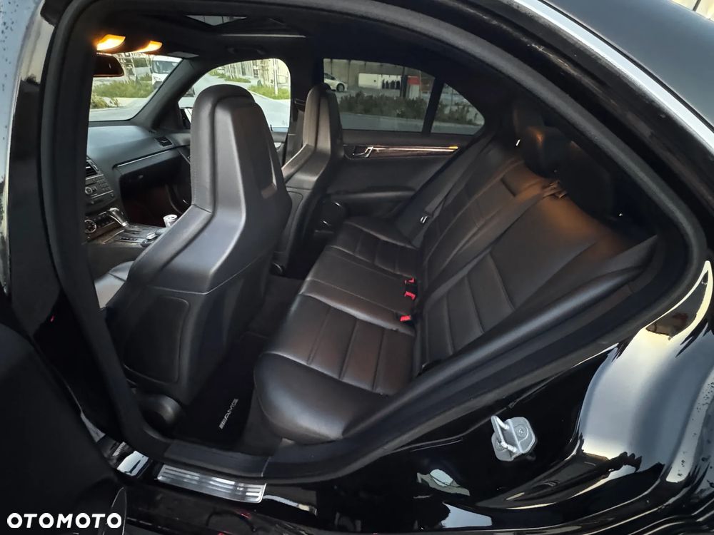 Mercedes-Benz Klasa C 63 AMG - 21