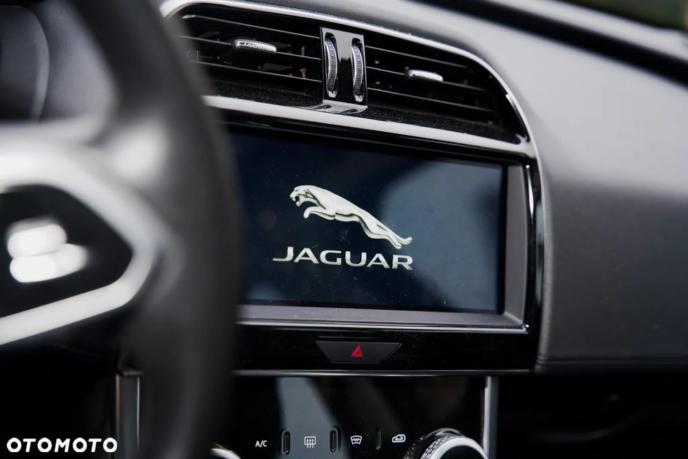 Jaguar XE - 18