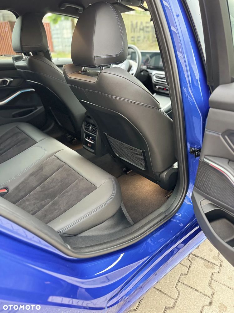 BMW Seria 3 330e M Sport - 35