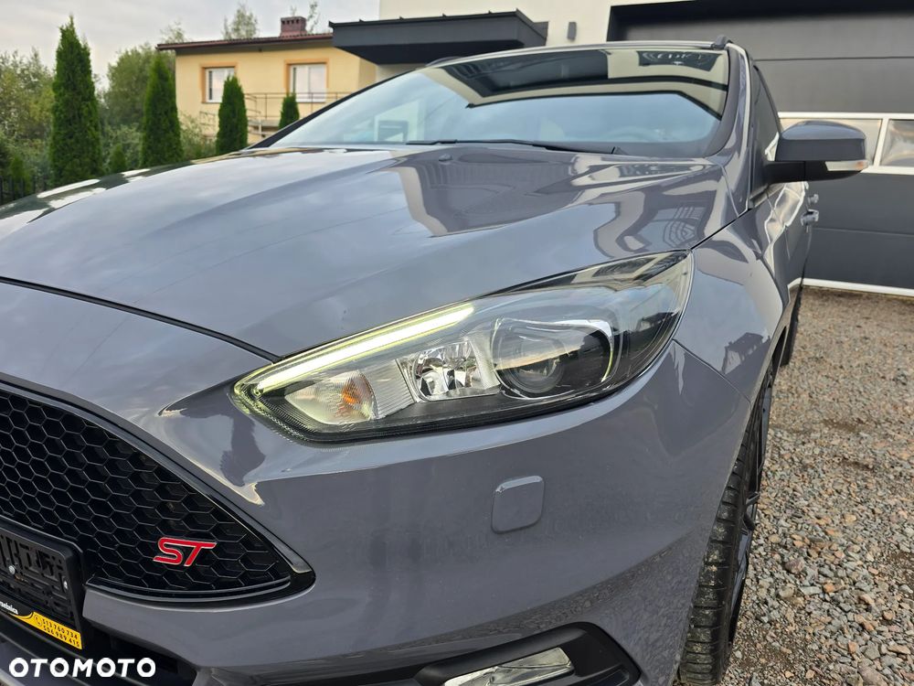 Ford Focus 2.0 EcoBoost ST mit Leder-Sport-Paket - 13
