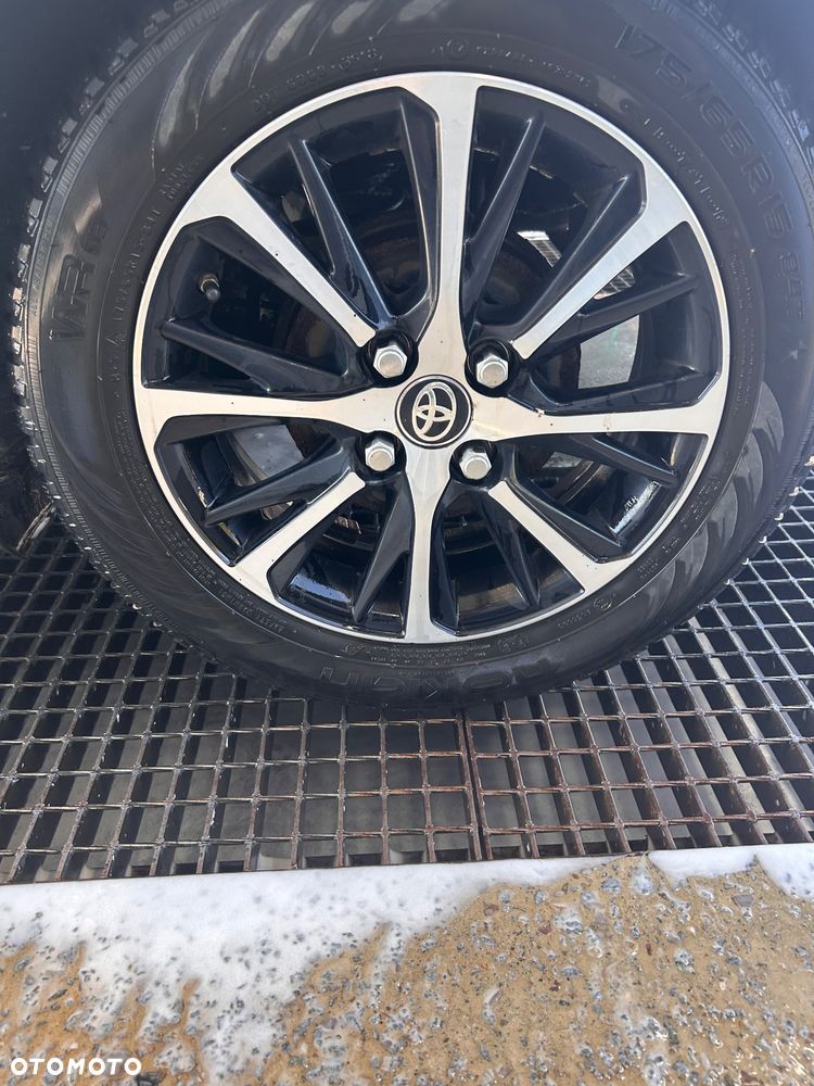 Toyota Yaris 1.0 Premium EU6 - 5