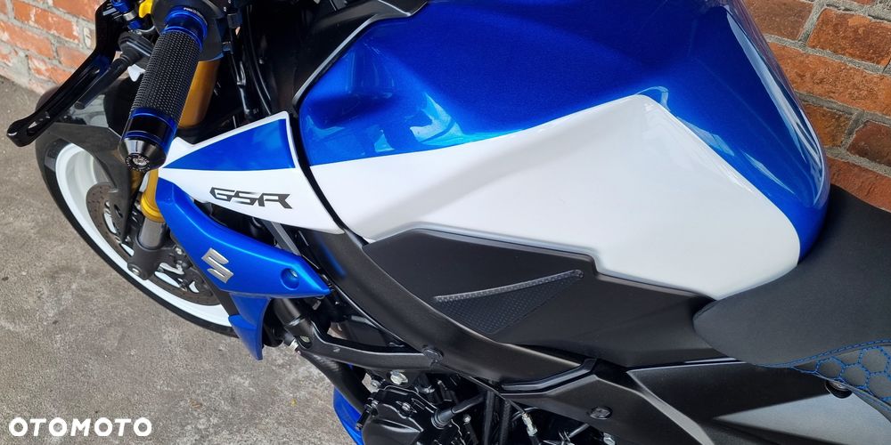 Suzuki GSR - 11