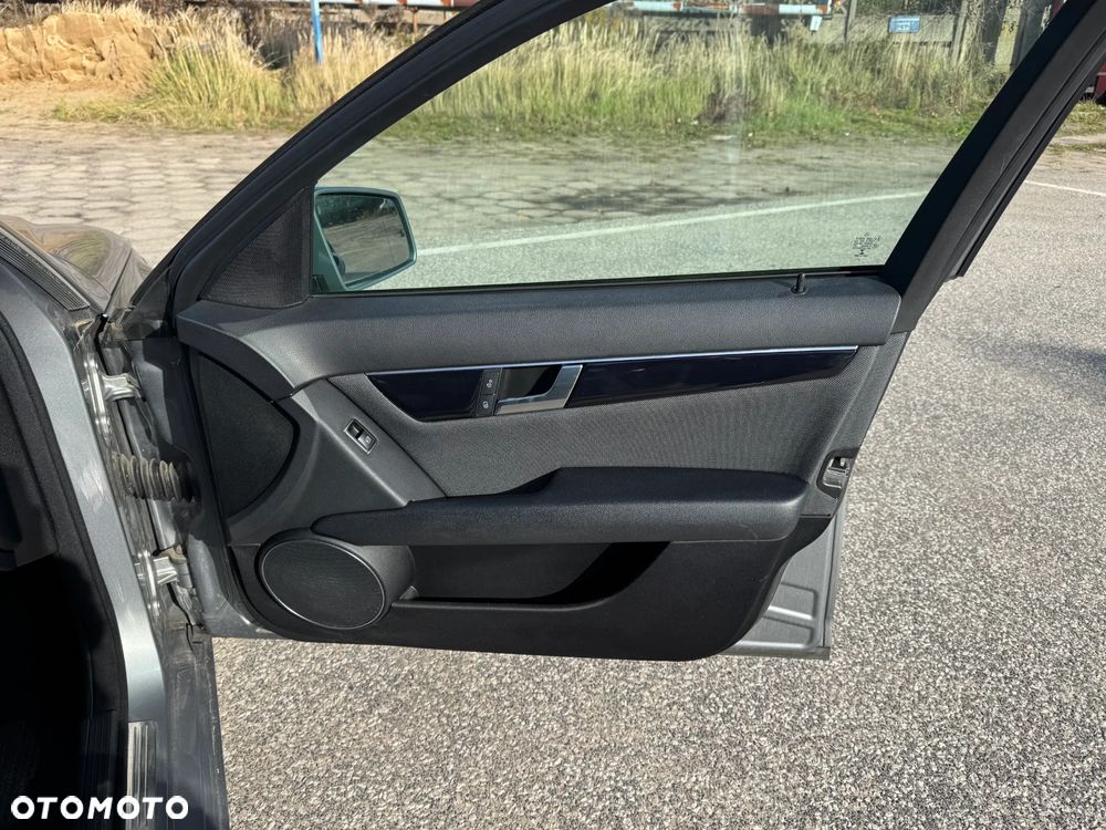 Mercedes-Benz Klasa C 180 BlueEFFICIENCY Elegance - 27