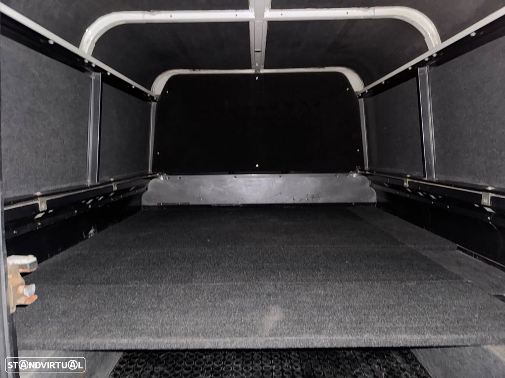 Land Rover Defender 110 - 21