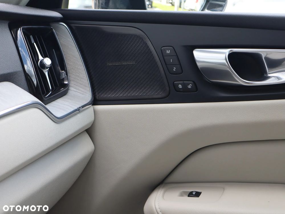 Volvo XC 60 B5 B AWD Plus Dark - 23