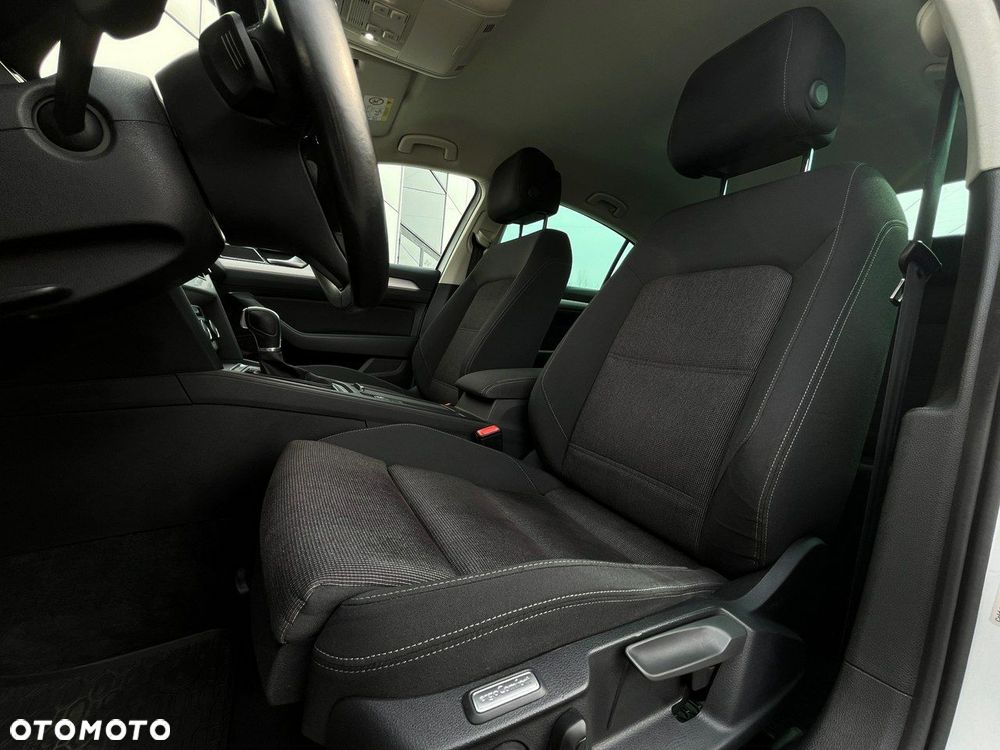 Volkswagen Passat - 12