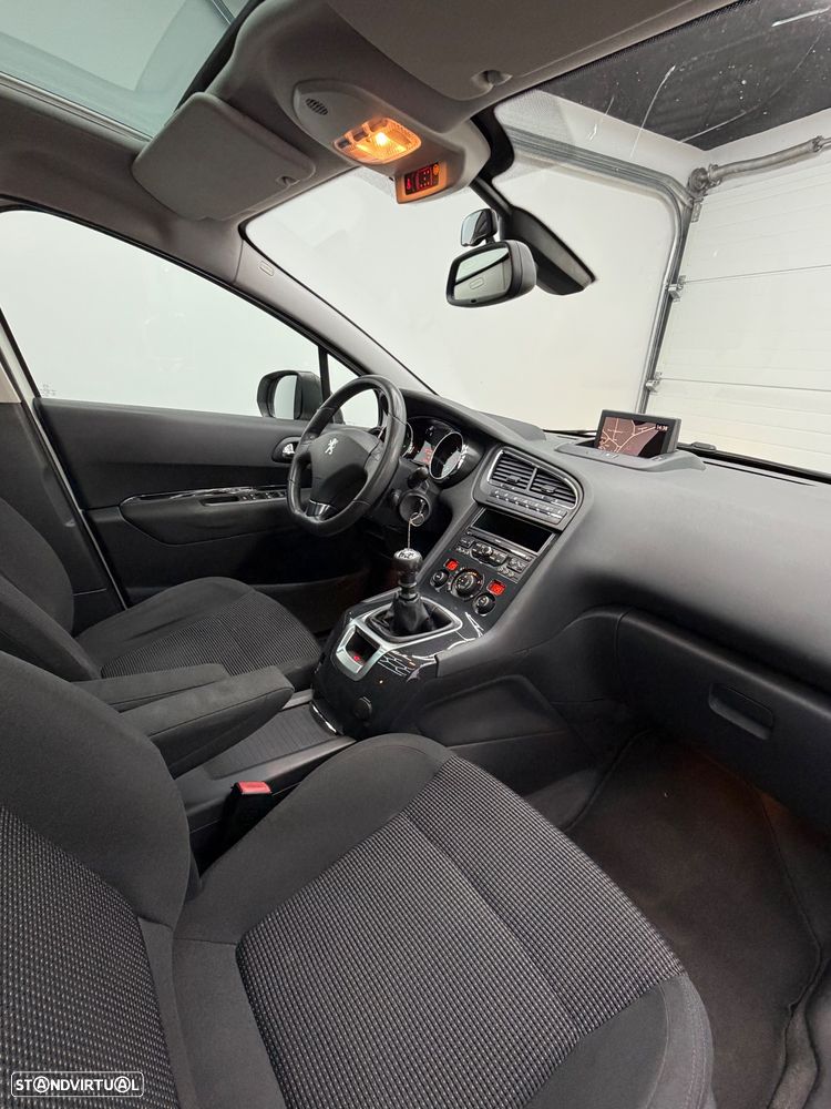 Peugeot 5008 1.6 HDi 5L Allure J17 - 18