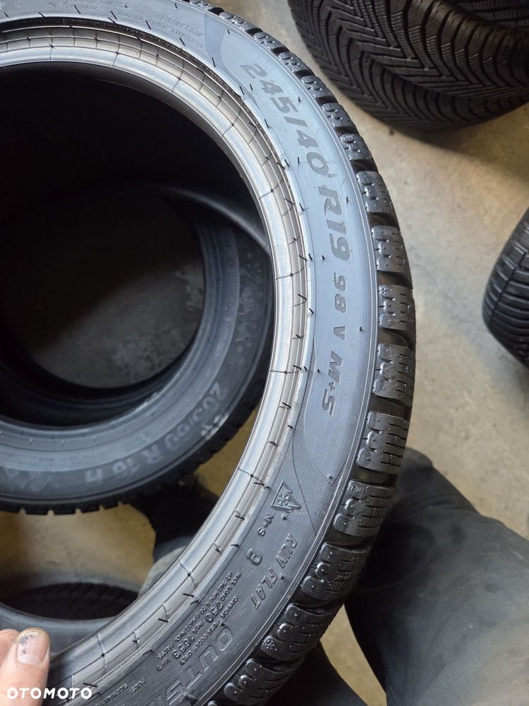 opona używana 245/40R19 Pirelli Winter PZERO TM * RSC Runflat - 4