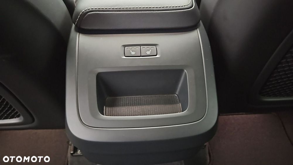 Volvo XC 60 B4 D AWD Plus Dark - 24