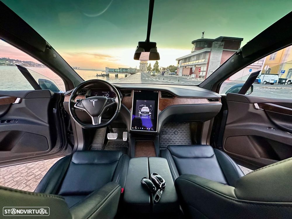 Tesla Model X - 16