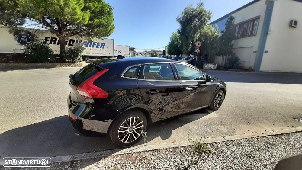 Volvo V40 2.0 D3 Momentum - 4