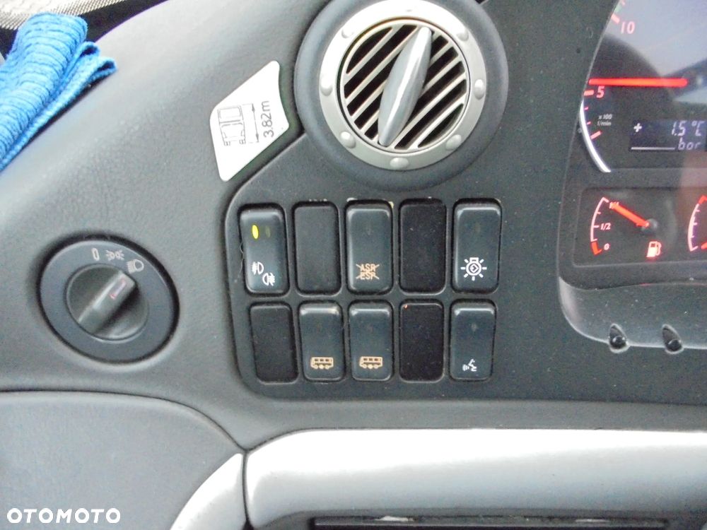 MAN R07 Lions Coach - 32