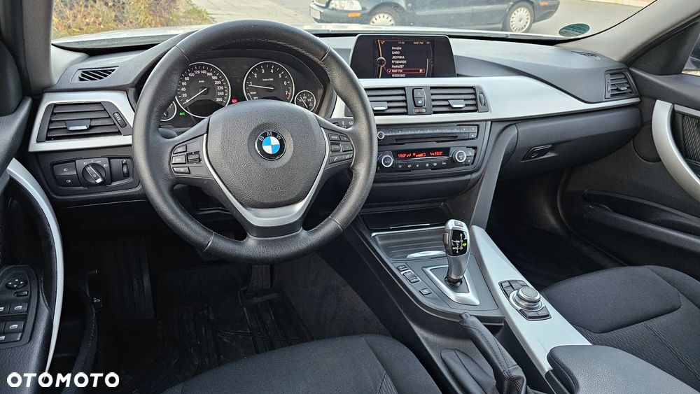 BMW Seria 3 320i - 11