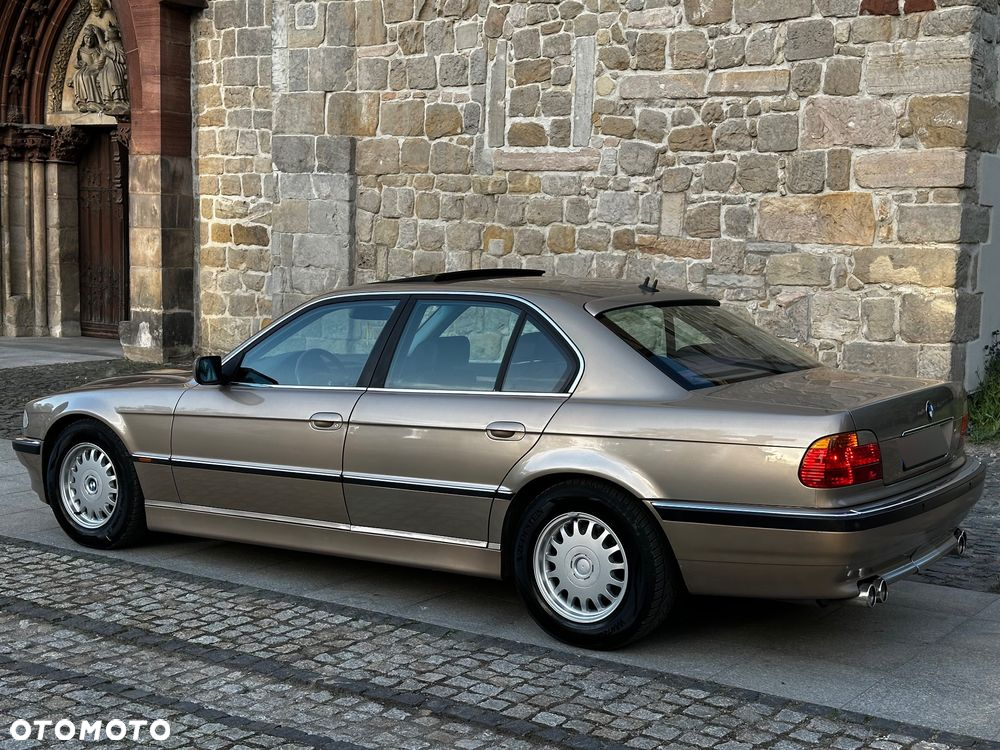 BMW Seria 7 735i - 8
