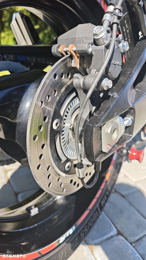 Suzuki GSR - 14