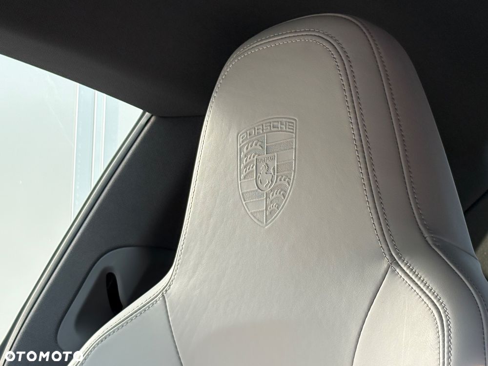 Porsche 911 Carrera 4 - 33