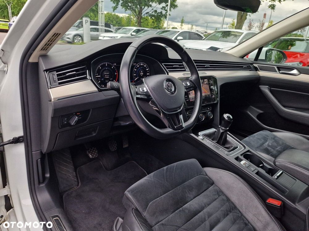 Volkswagen Passat 2.0 TDI SCR Highline - 13