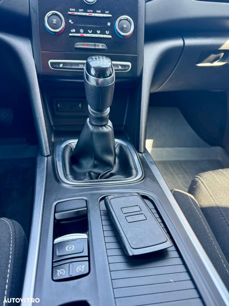 Renault Megane TCe 140 GPF LIMITED - 12