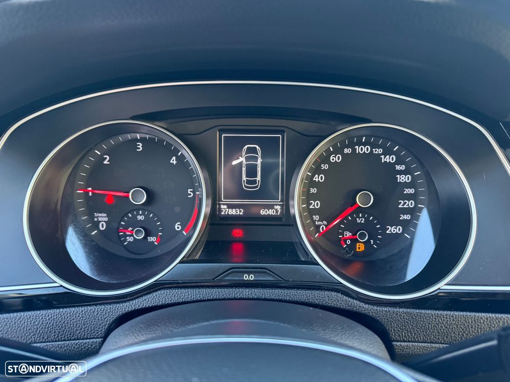 VW Passat 1.6 TDI Highline - 23