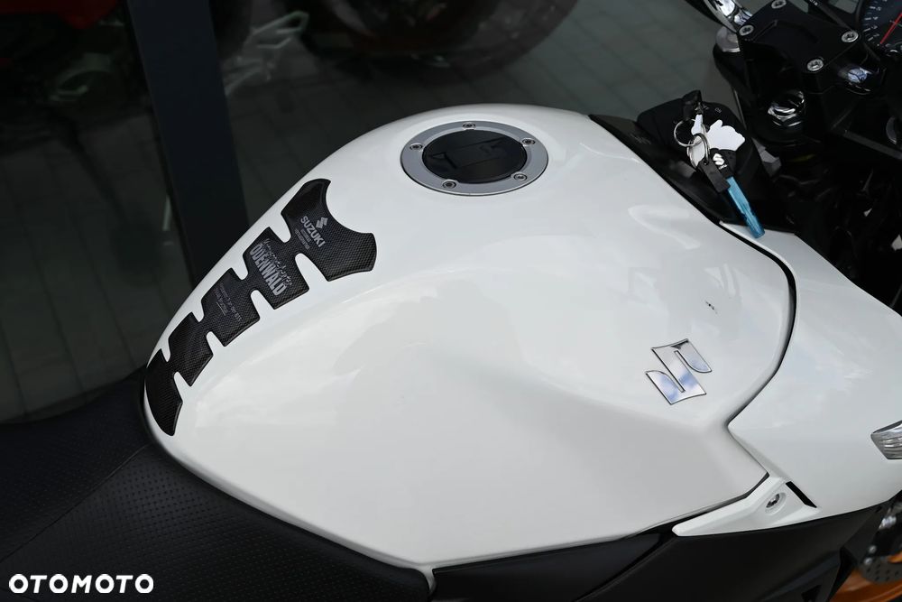 Suzuki GSR - 35