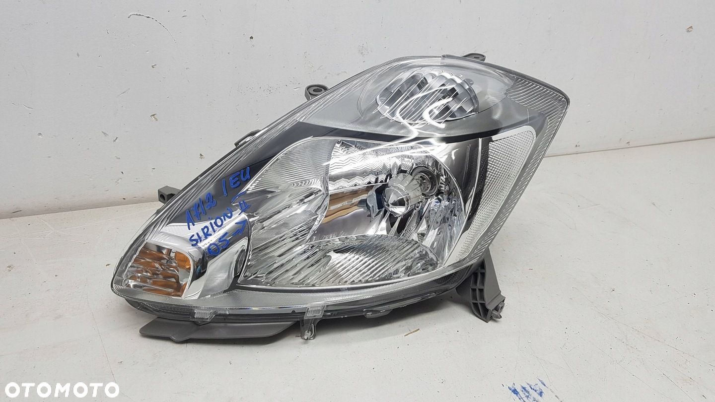 DAIHATSU SIRION II LAMPA LEWY PRZÓD EU - 1