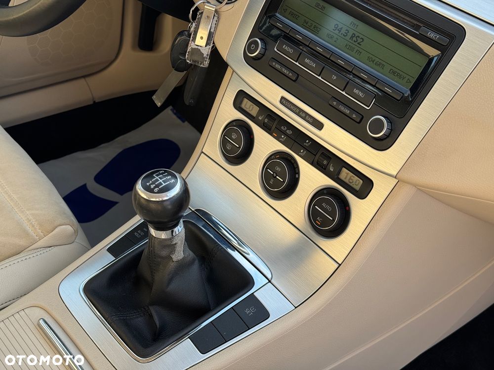 Volkswagen Passat 2.0 TDI DPF BlueMotion Technology Highline - 26