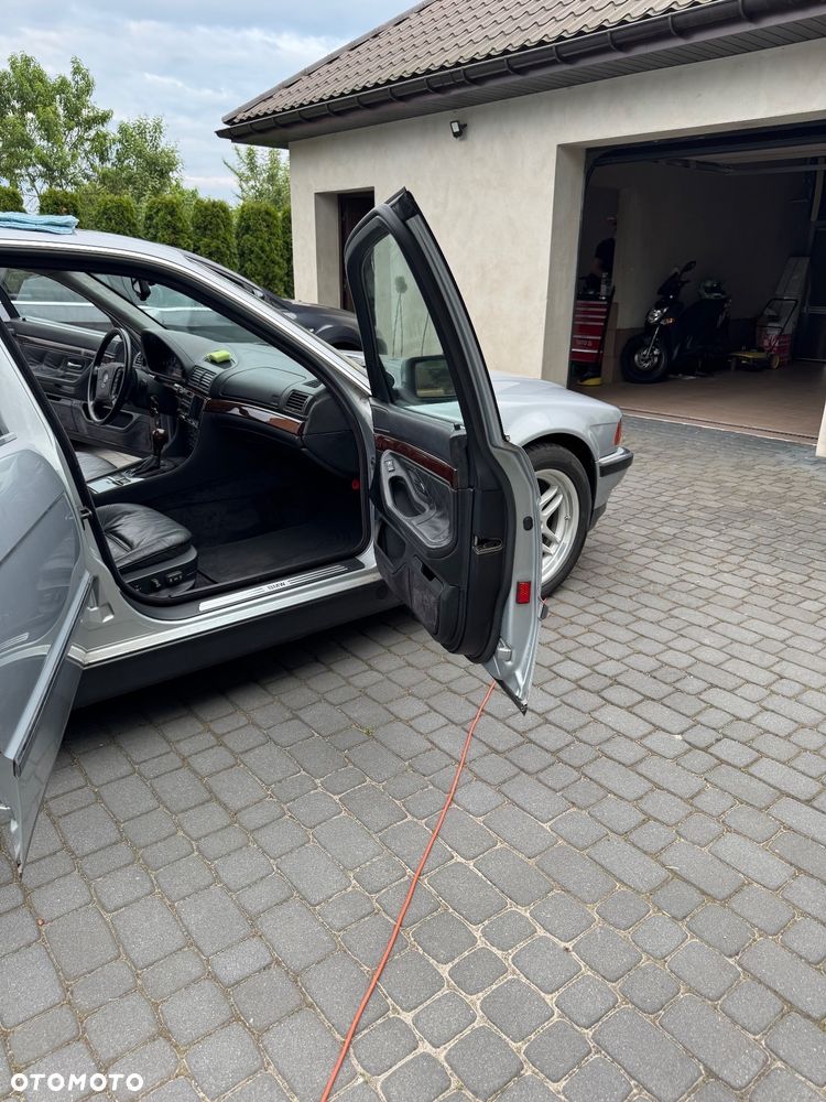 BMW Seria 7 750iL - 5