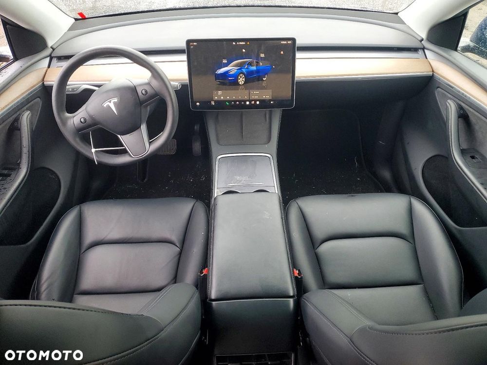 Tesla Model Y - 8