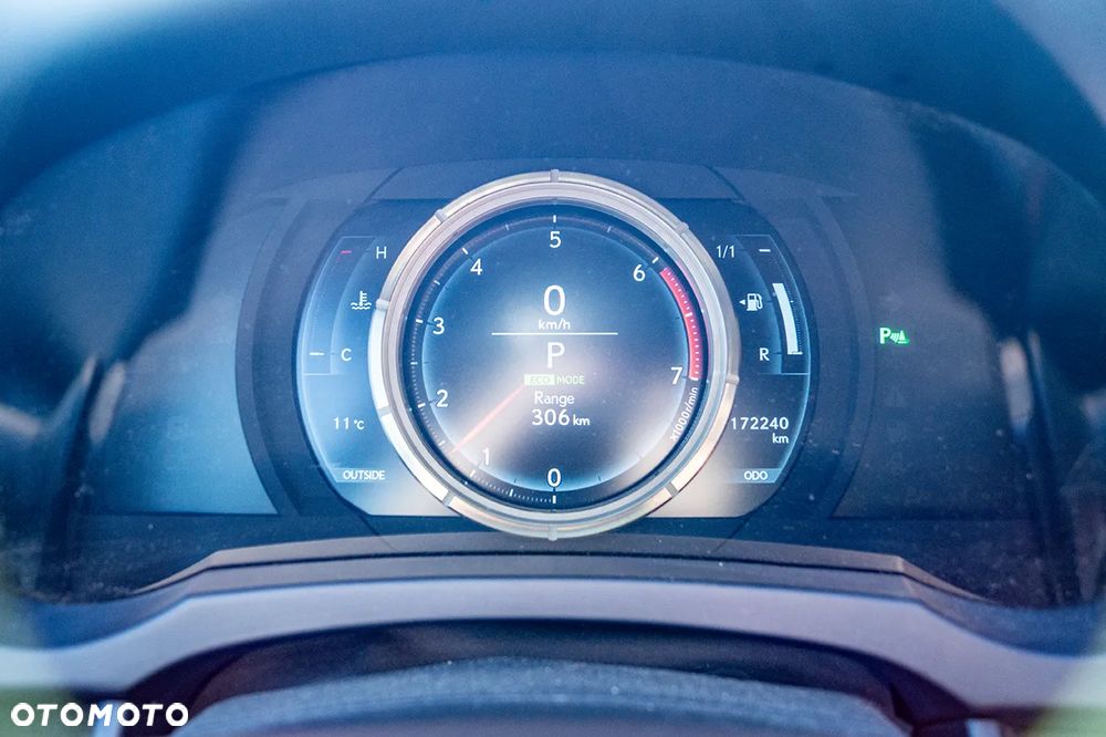 Lexus RC 200t / 300 F Sport - 25